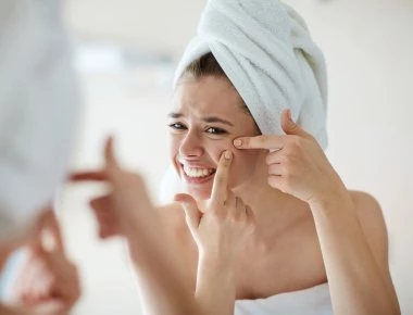 Προσοχή: Γιατί πρέπει να μην «σπάτε» τα σπυράκια